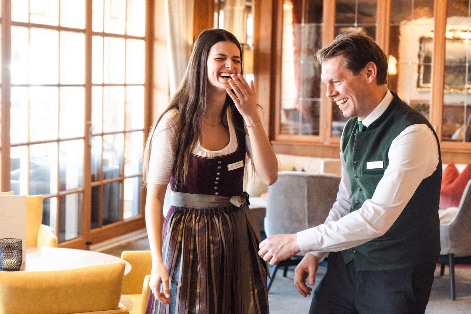 Zwei Hotel Mitarbeiter haben Spaß und lachen