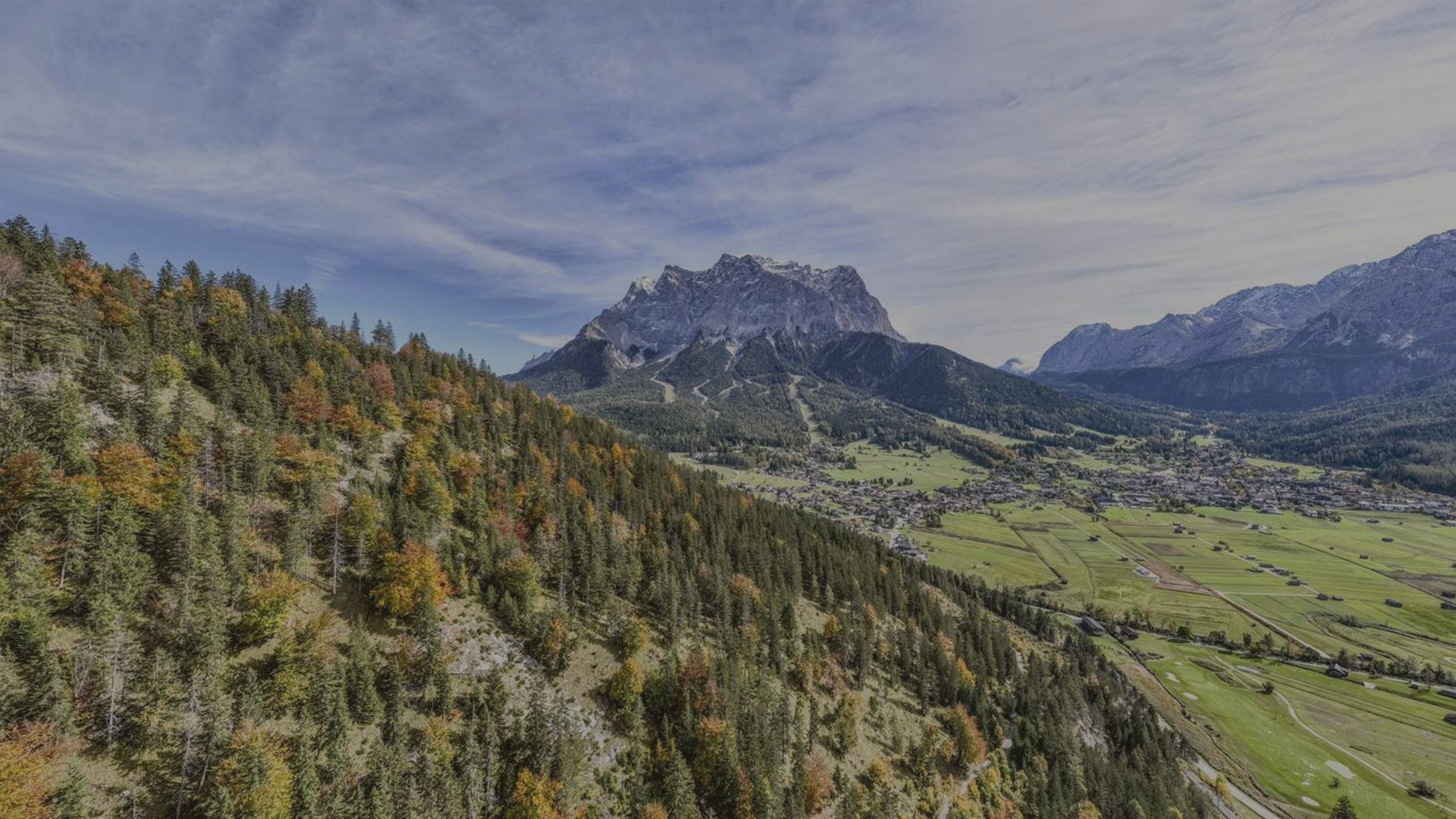 Herbstliche Landschaft und die Zugspitze