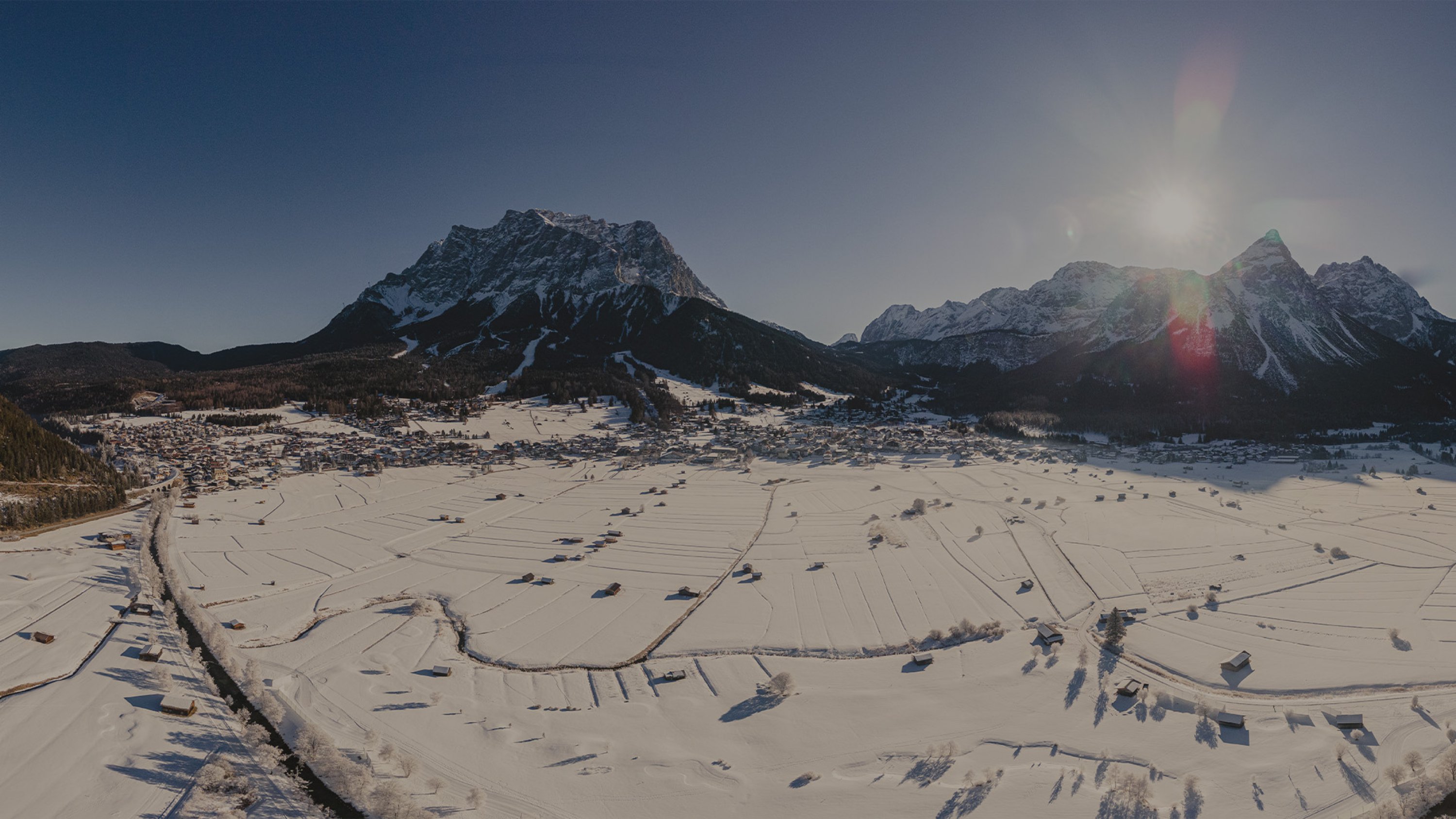 Winterliche Landschaft und verschneite Zugspitze