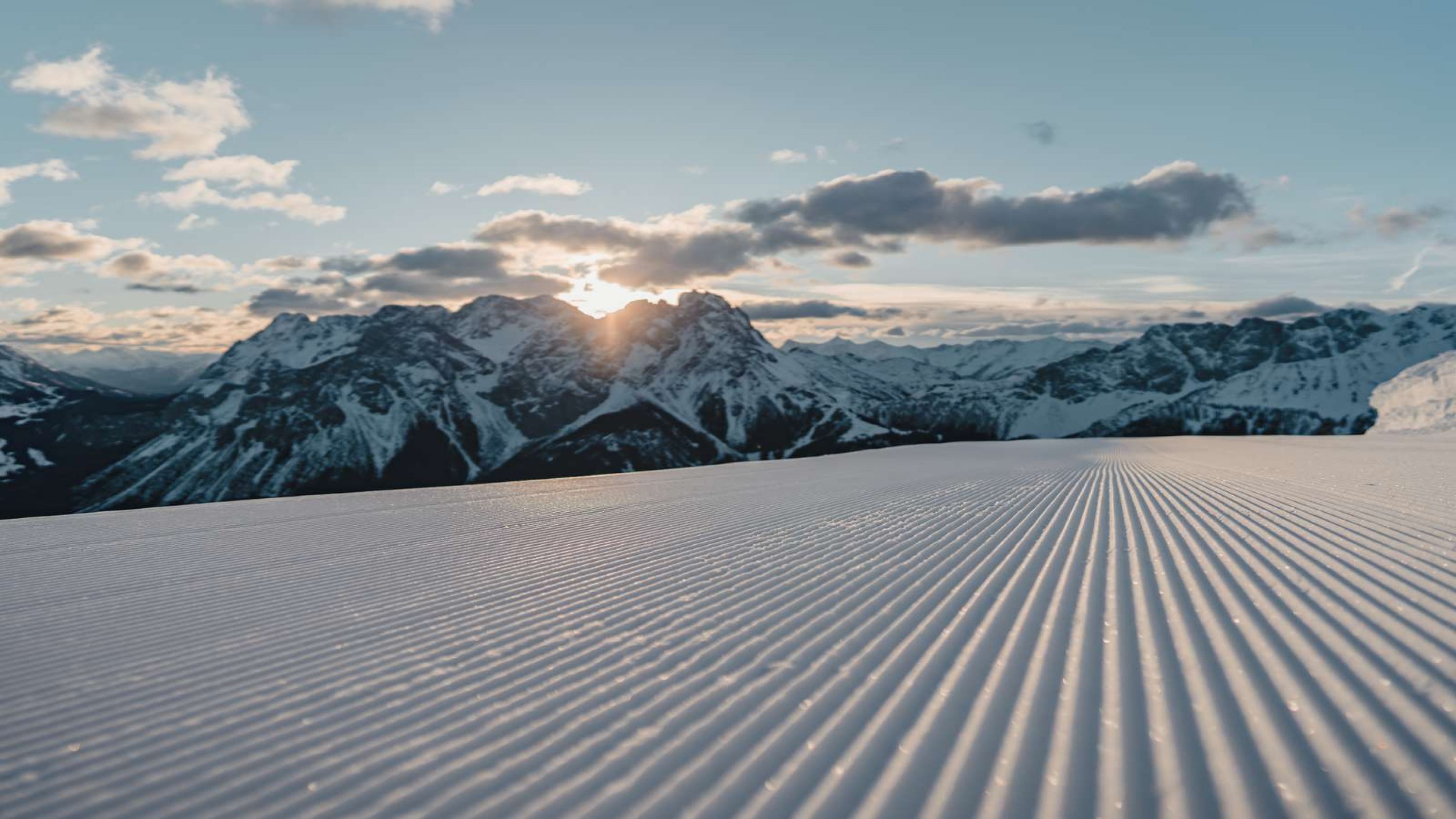 Grubigstein | Tiroler Zugspitz Arena/Sam Oetiker Blick vom Grubigstein mit einer frisch präparierten Skipiste im Vordergrund